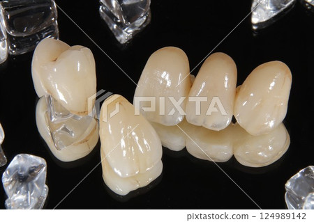 Would you like to have beautiful ceramic teeth? 124989142