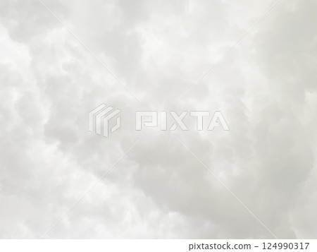 背景影像 1：明亮的灰白色多雲天空，覆蓋著雨雲 124990317