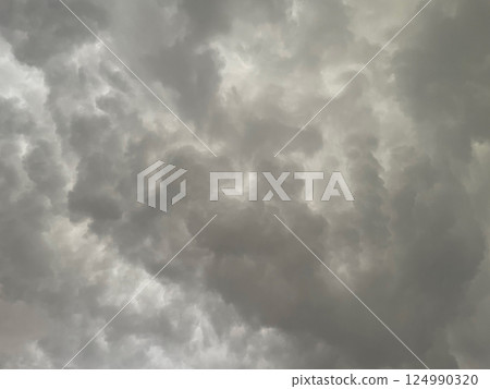 背景影像 1：灰色多雲的天空覆蓋著雨雲 124990320