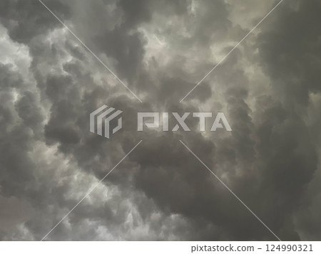 背景影像 1：深灰色多雲天空，覆蓋著雨雲 124990321