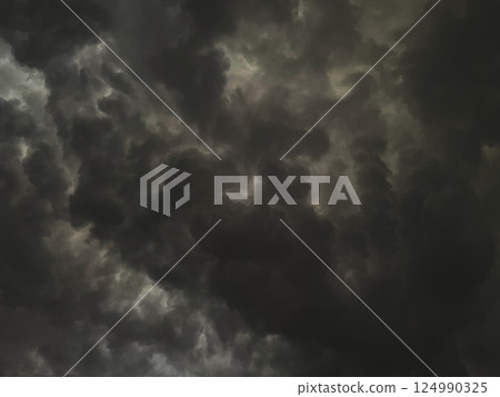 背景圖 1：陰沉的炭色天空，佈滿雨雲 124990325