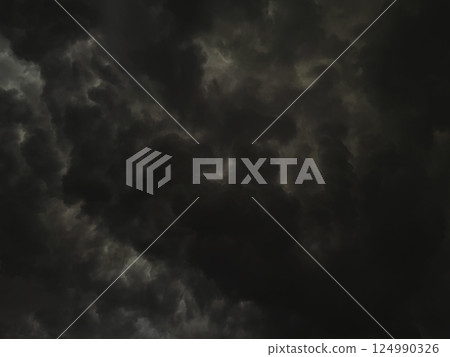 背景圖 1：黑灰色的陰天，佈滿雨雲 124990326