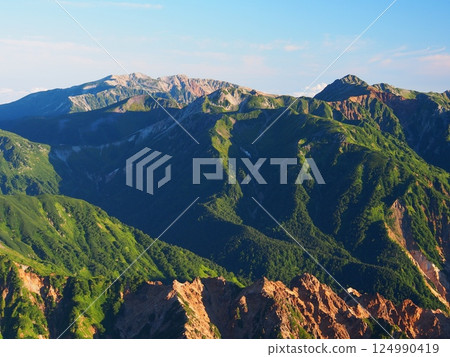夏日朝霞中從槍山眺望的翠翔山和藥師山 夏日朝霞中從槍山眺望的翠翔山和藥師山 124990419