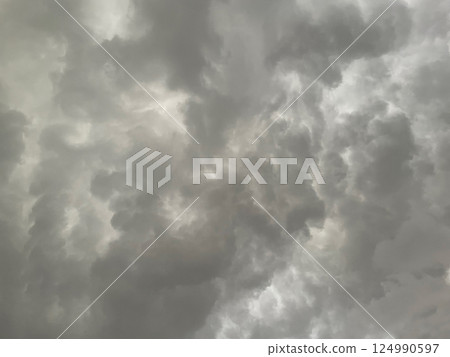 背景影像 2:灰色多雲的天空覆蓋著雨雲 背景影像 2:灰色多雲的天空覆蓋著雨雲 124990597