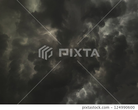 背景圖 2：陰沉的炭色天空，佈滿雨雲 124990600