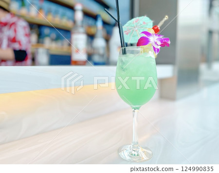 Cocktails to drink at the bar 124990835