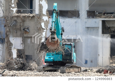 Demolition site of a reinforced concrete building 124990863