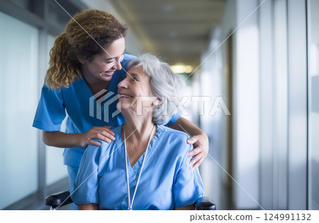 一位老年婦女在安養院接受護理 124991132