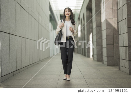 Young business woman Young business woman 124991161