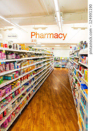 美國藥局的展示貨架 124991190