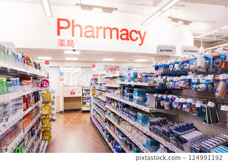 美國藥局的展示貨架 美國藥局的展示貨架 124991192
