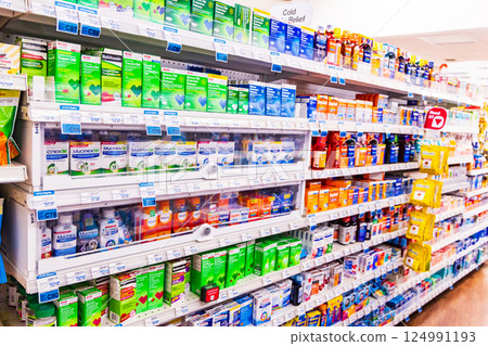美國藥局的展示貨架 124991193