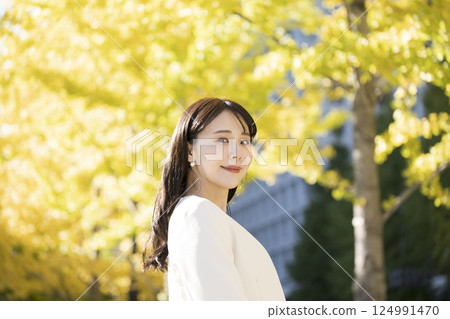 Beautiful woman portrait 124991470