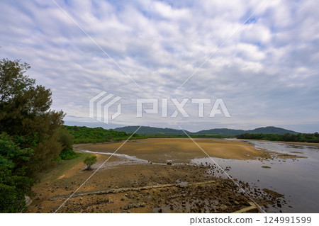 A fantastic sunset view of the Nagura Bridge on Ishigaki Island, with spreading clouds and tidal flats A fantastic sunset view of the Nagura Bridge on Ishigaki Island, with spreading clouds and tidal flats 124991599