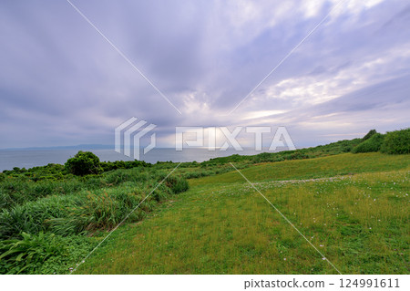 A soothing view of the sea and sky from the grasslands of Okanzaki, Ishigaki Island A soothing view of the sea and sky from the grasslands of Okanzaki, Ishigaki Island 124991611