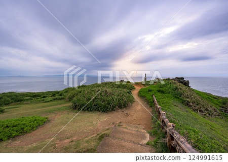 從石垣島的御神崎眺望壯麗的海天全景 124991615