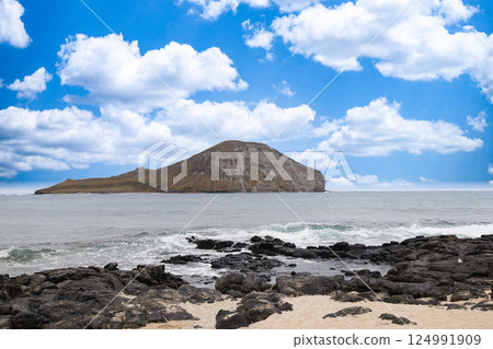 Holiday in Hawaii: View of Rabbit Island (Ma'ana Island) from Makapuu Lookout on Oahu 124991909