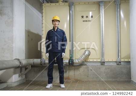Image of a man in his 30s in work clothes looking at the camera, building maintenance staff 124992242