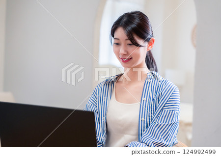 A lively young woman working from home 124992499