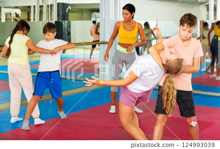 Group of kids training self-defence moves in gym 124993039