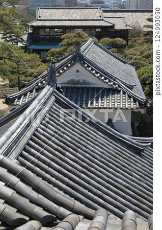 View of the Watariyagura and Hiunkaku from the Tsukimi Tower at the Takamatsu Castle ruins 124993050