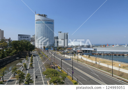 從月見櫓塔上可以看到水木通和浮動碼頭，從太陽港可以看到高鬆克萊門特飯店和香川穴吹競技場。 124993051