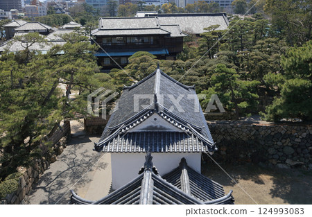 View of the Watariyagura and Hiunkaku from the Tsukimi Tower at the Takamatsu Castle ruins View of the Watariyagura and Hiunkaku from the Tsukimi Tower at the Takamatsu Castle ruins 124993083