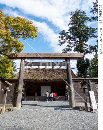伊勢神宮：豐受大神宮本殿的鳥居和參拜者 124993095