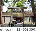 伊勢神宮：大宮本殿的鳥居與參拜者 124993096