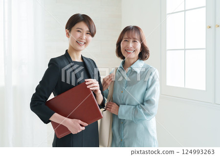 Planner and senior female customer 124993263