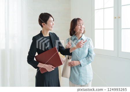 策劃師與資深女性顧客 124993265