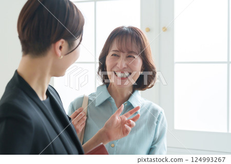 Planner and senior female customer 124993267