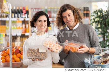 Husband and wife choose shrimp and shellfish Bolinus brandaris together for a homemade lunch at supermarket 124993540