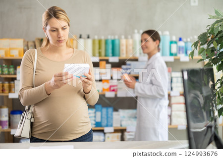 Pregnant woman choose supplements pills, pharmacist offer similar product Pregnant woman choose supplements pills, pharmacist offer similar product 124993676