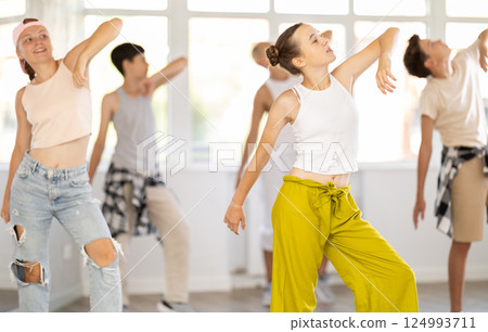 Teen girl with group of teenage friends, learn to dance hip hop 124993711