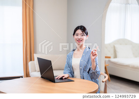 在家參加遠距會議的微笑年輕女子 124993729