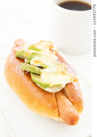 美味的酪梨起司香腸狗和熱咖啡 124993779