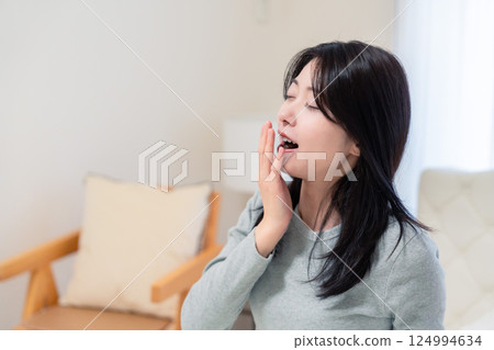 年輕女子在床上醒來 124994634