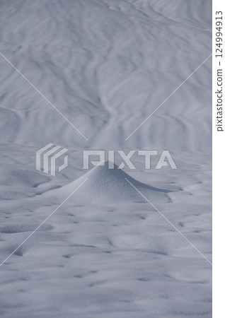 Rolling snow fields [Nagano Prefecture] 124994913