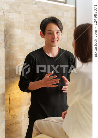 放鬆治療師為客戶提供諮詢 124995071