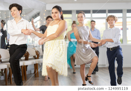 Happy teenage boys and beautiful girls dance fiery twist dance Happy teenage boys and beautiful girls dance fiery twist dance 124995119