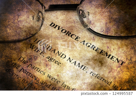 Divorce agreement grunge concept Divorce agreement grunge concept 124995587