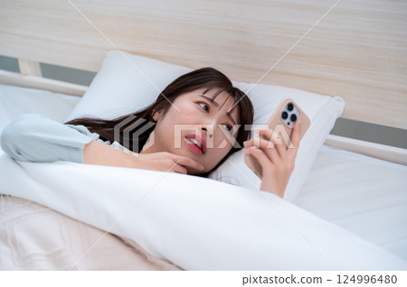 看智能手機的婦女 看智能手機的婦女 124996480