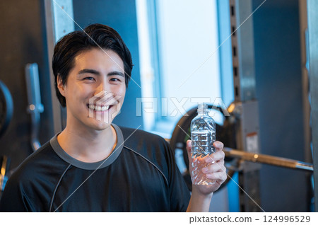 男人在健身房喝水 男人在健身房喝水 124996529