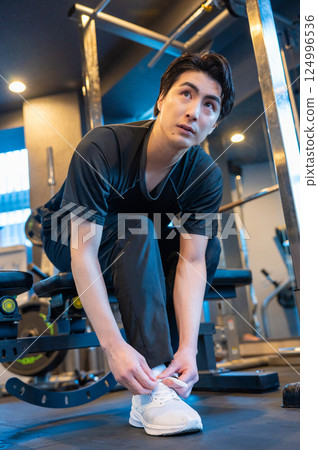 男人在健身房穿鞋 124996536