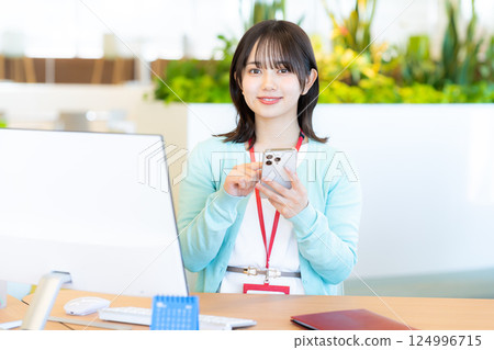 Business woman with a smartphone in the office 124996715