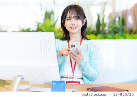 Business woman with a smartphone in the office 124996720