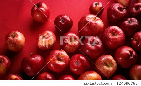 紅蘋果和紅色背景的鳥瞰圖 124996763