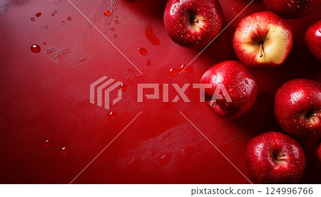 紅蘋果和紅色背景的鳥瞰圖 124996766