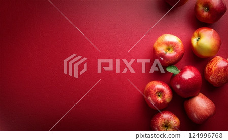 紅蘋果和紅色背景的鳥瞰圖 124996768